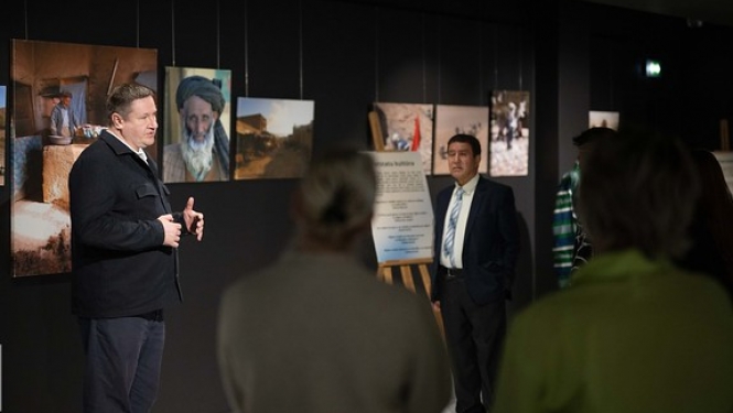 Egils Halmanis un Maimanas bijušais mērs Nazars Mohammads Sahebs Zadahs, fonā foto izstādes no Afganistānas 18.10.2024.