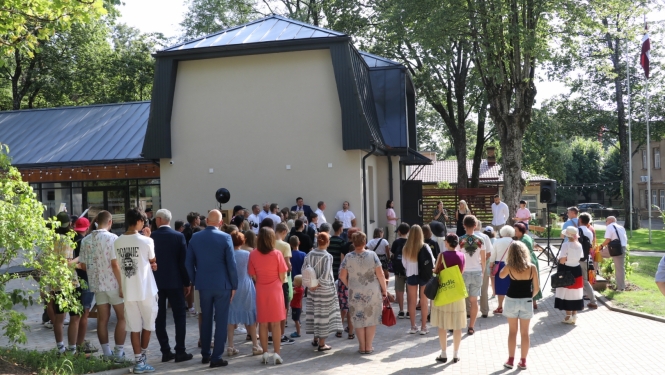 Ogres pilsētas svētkos atklāj pārbūvēto Ogres novada Jauniešu māju