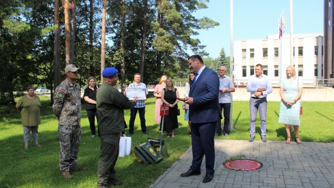 Ukrainas Nacionālās gvardes Pateicības raksta un Goda zīmes par ieguldījumu Ukrainas civiliedzīvotāju uzņemšanā Latvijā pasniegšana Ogres novada pašvaldības domes priekšsēdētājam Egilam Helmanim
