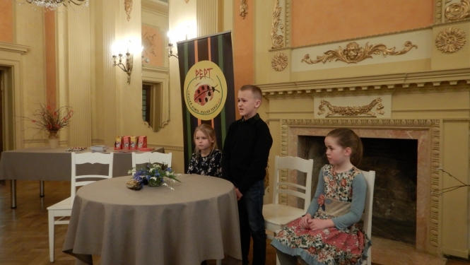 Novada bērni Latviešu biedrības namā piedalās stāstnieku konkursā Anekdošu virpulis