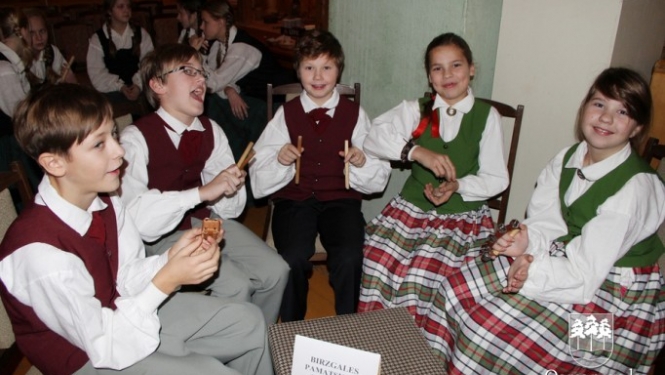 Latviešu tautas dziesmu dziedāšanas sacensība  “LAKSTĪGALA 2014”