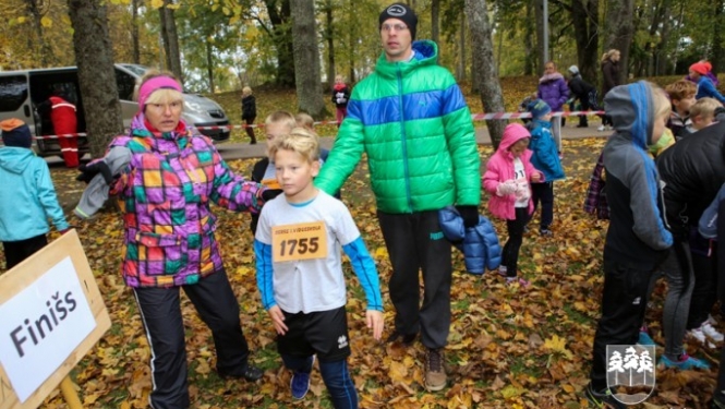 Kaimiņu novadu skolēni sacenšas rudens krosa stafetē
