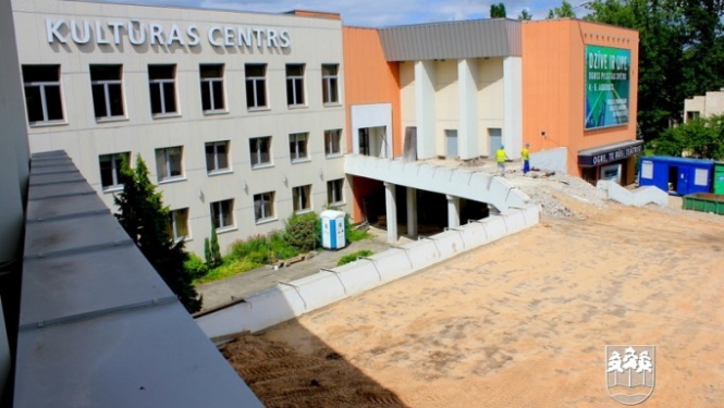 Ieejas kāpņu pārbūves laikā pārcelta centrālā ieeja kultūras centrā