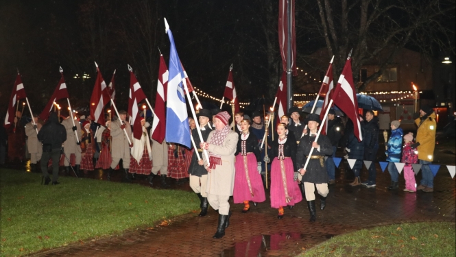 Gājiena dalībnieki ierodas pie monumentālā Latvijas karoga