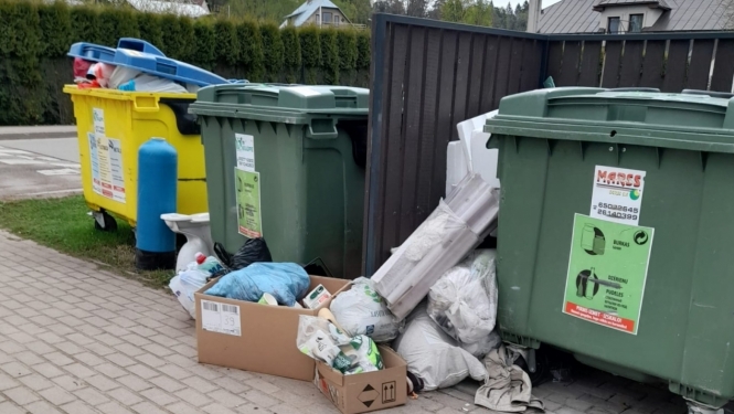 Lielgabarīta atkritumi pie konteineriem 26.04.2023.