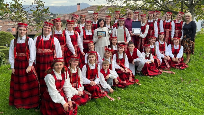 Lielvārdes Mūzikas un mākslas skolas koris "Lielvārde" konkursā Basku zemē Lielvārdes tautas tērpos