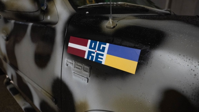 Latvijas un Ukrainas karogs uzzīmēts uz auto