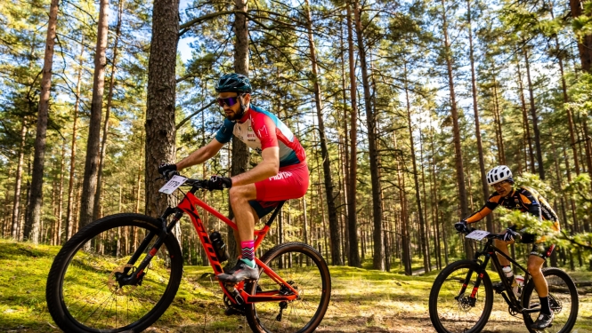 Velobraucēji Latvijas valsts mežu MTB maratonā