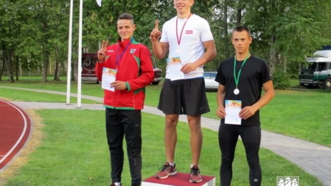 Madlienas vidusskolas vieglatlētiem medaļas Višķos