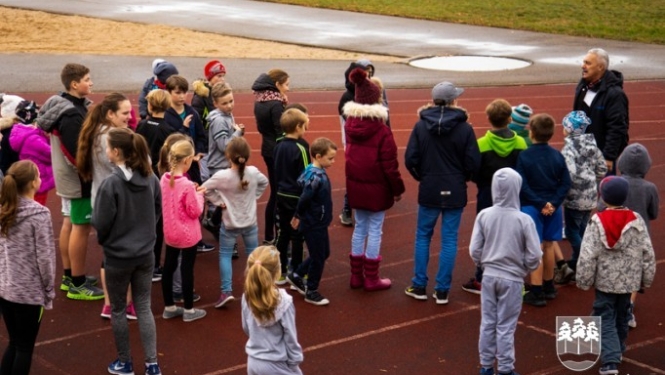 Madlienas skolēni Latvijas simtgadei noskrien 100 kilometrus
