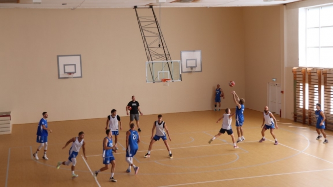 Sportisti spēlē basketbolu 06.09.2024.