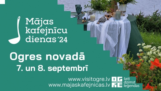 Mājas kafejnīcu dienas Ogres novadā, uz galda stāv ziedi vāzē