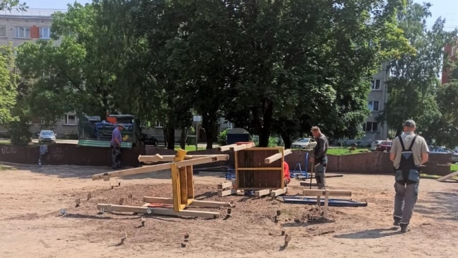 Rotaļu laukumā Mālkalnes prospektā 5/7 tiek demontētas kritiskā stāvoklī esošās iekārtas