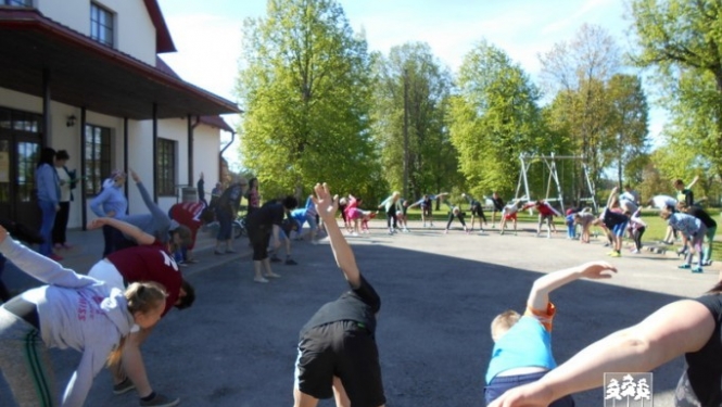 Meņģelē kopīgi sportojot stiprina ģimenes vērtības