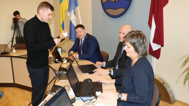 Ogresgala 5. skautu un gaidu vienība dalās “miera gaismā” ar deputātiem