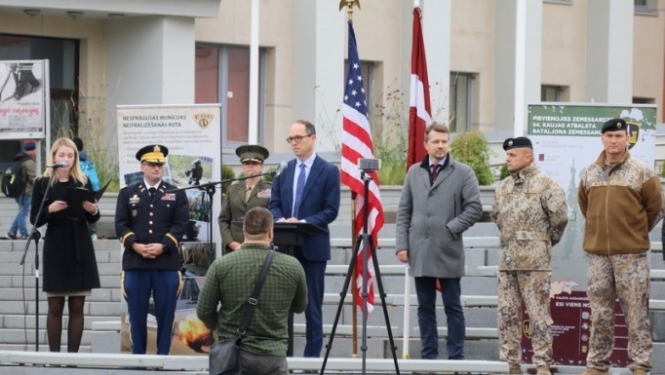 Ogrē svinīgā ceremonijā piegādāti ceļu atmīnēšanas transportlīdzekļi 18.10.2019