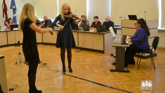 Mūzikas skolas audzēkņi koncertē pilsētas iestādēs