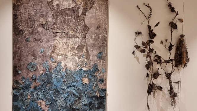 Jaunajā izstādē dabas materiālu un krāsu sinerģijā