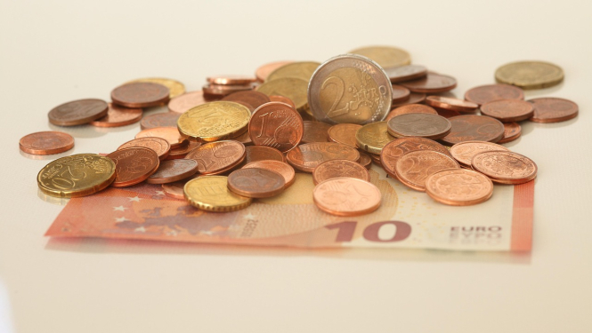 Naudas vienības - 10 eiro banknote un dažādu nominālu monētas