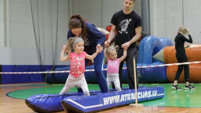 Jautrā un sportiskā atmosfērā aizvadīts ģimeņu dienas pasākums