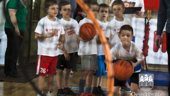 "Ņiprie basīši" uzvar Sportland sacensībās