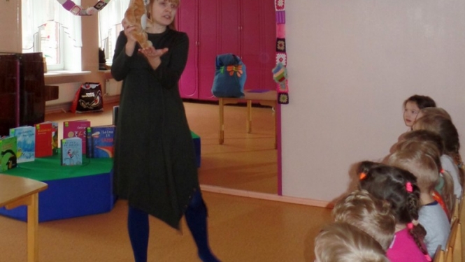 Ingunas Radziņas lelles sveic mazos bibliotēkas žūrijas ekspertus