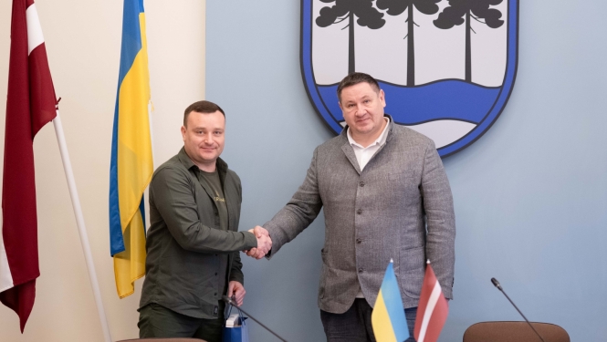 Odesas apgabala administrācijas vadītāja vietnieks Antons Šalihailo un Ogres novada pašvaldības domes priekšsēdētājs Egils Helmanis domes sēžu zālē