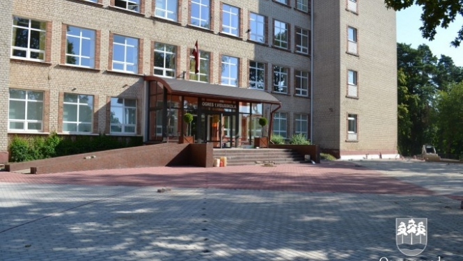 Teritorijas labiekārtošanas darbi pie Ogres 1. vidusskolas