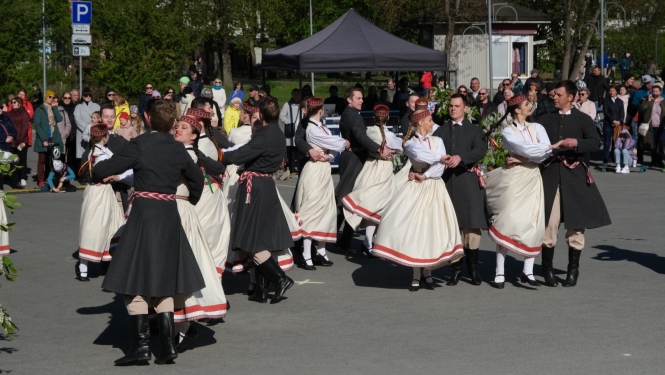 4.maija svētku koncerta dalībnieki pie Ogres novada Kultūras centra