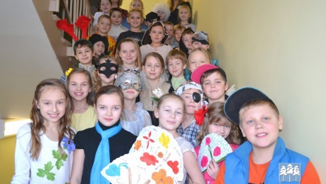 Skolēni uzved izrādi