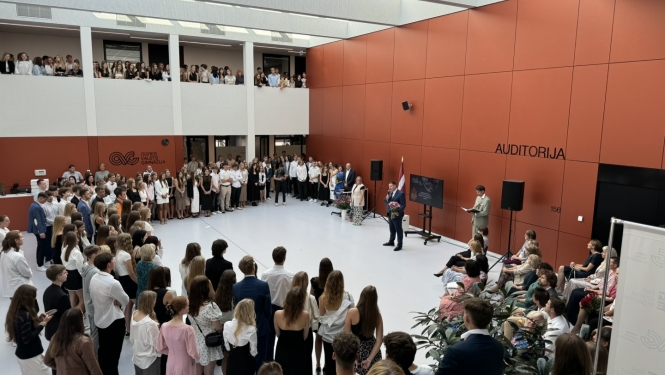 Egils Helmanis un skolēni Ogres Valsts ģimnāzijas hallē 02.09.2024.