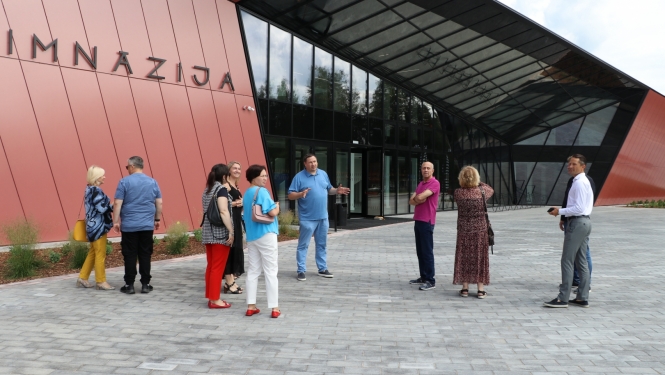 Rīgas ģimnāziju direktori apskata jauno Ogres Valsts ģimnāziju
