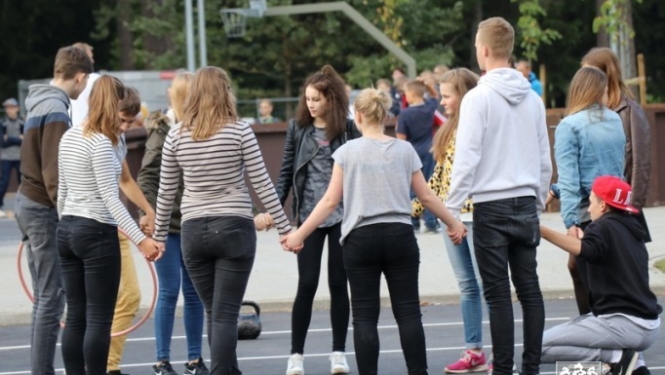 OVĢ ģimnāzijas skolēni vingro ielās