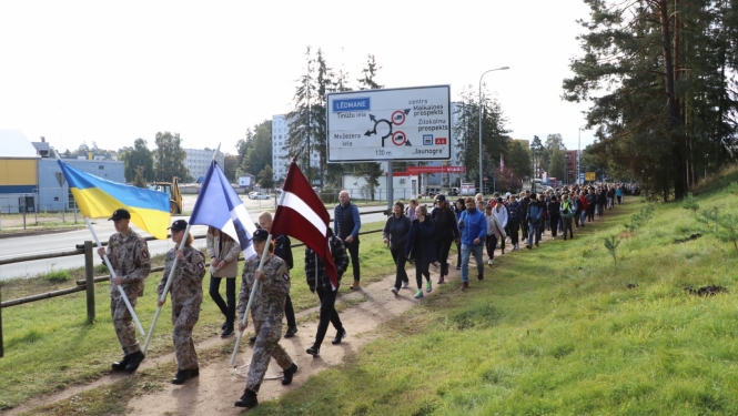 Patriotiskā pārgājienā dodas vairāk kā 1000 Ogres novada skolēni