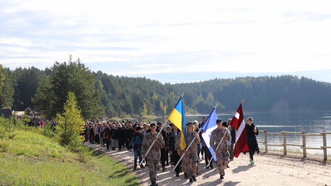 Patriotiskā pārgājienā  dodas vairāk kā 1000 Ogres novada skolēni