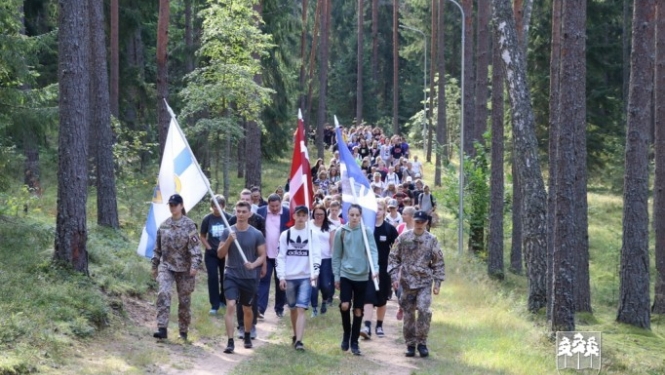 Vairāk nekā 1000 skolēni piedalās patriotiskā pārgājienā Zilajos kalnos