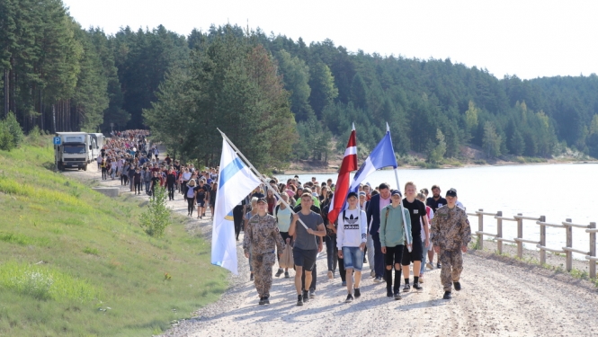 Vairāk nekā 1000 skolēni piedalās patriotiskā pārgājienā Zilajos kalnos