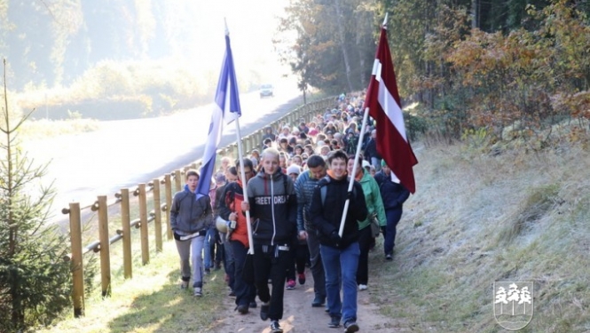 Skolēni jau otro gadu dodas militāri patriotiskā pārgājienā