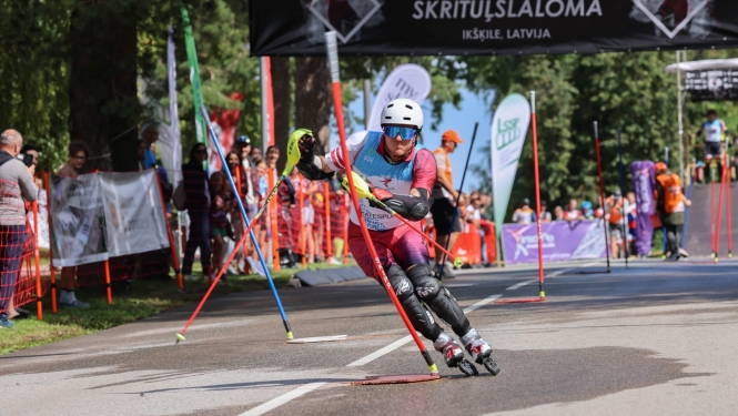 Skats no skrituļslaloma sacensībām - sportists 
