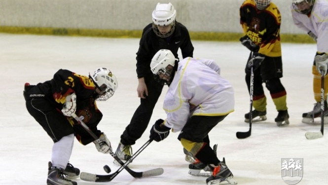 Ogres 1. vidusskolas hokejisti izcīna "P.Placēna kausu 2012"