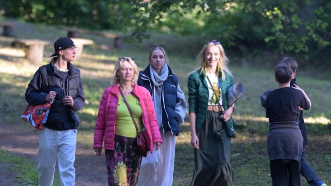6 cilvēki nāk uz Plāteres pilskalnu 20.06.2024.