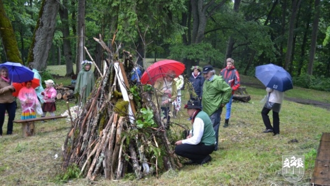 Ielīgošanas pasākums Plāteres pilskalnā