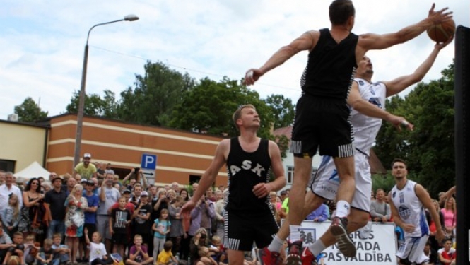 Basketbola spēle "Prezidents pret prezidentu" Ogres pilsētas svētkos