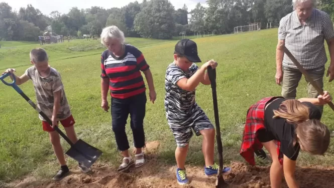 3 seniori un 2 bērni ar lāpstām ro 08.2024.