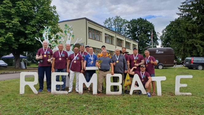 Sportisti stāv pie uzraksta Rembate 20.07.2024.