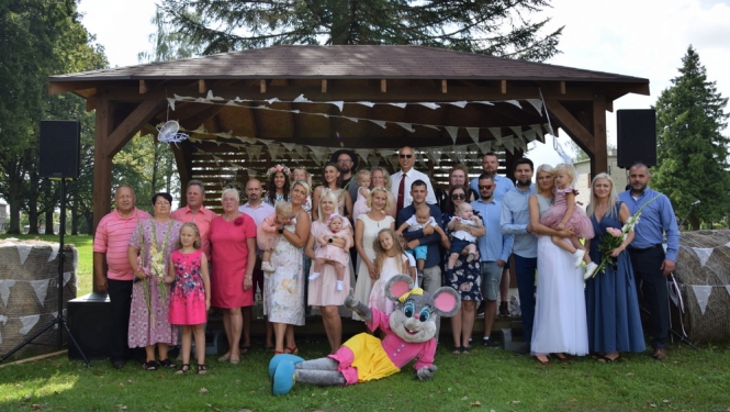 Ģimenes no Rembates pulcējas bērnības svētkos