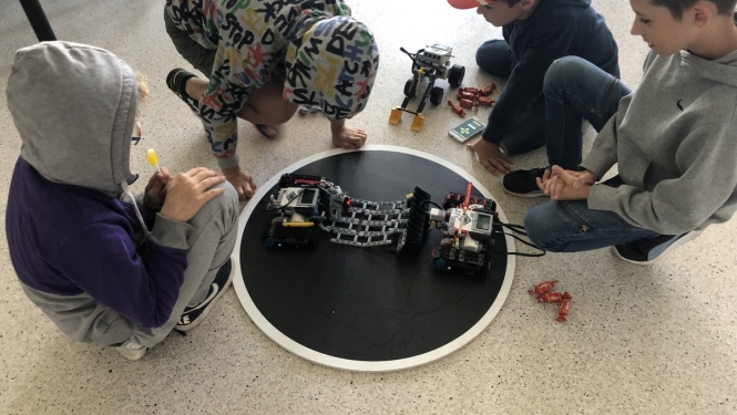 Ogres novada bērni konstruē LEGO robotus