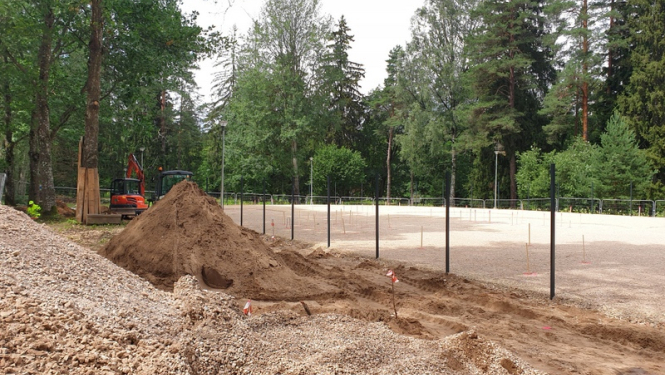 Jāņa Čakstes prospektā notiek bērnu rotaļu laukuma izbūve