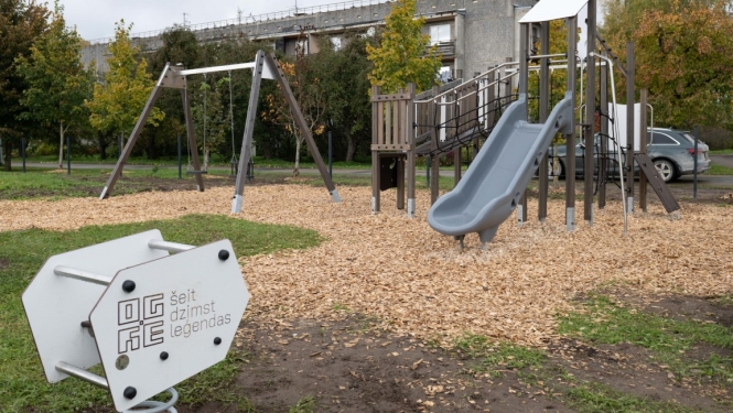Rotaļu laukuma komplekss, slidkalniņš, šūpoles, Ciemupe 10.2024.
