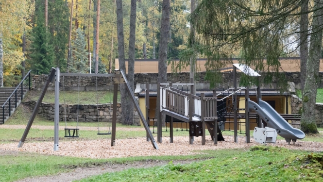 Rotaļu laukuma komplekss, slidkalniņš, šūpoles, Jumpravā 10.2024.